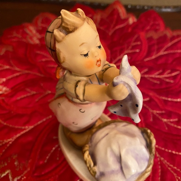 HUMMEL WASH DAY VINTAGE 5 3/4 INCH TALL 2 1/4 INCH WIDE - Picture 8 of 16